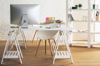 Cihaz, sarf malzemeleri ve kahve fincanı tablo ile yeni ofis iç