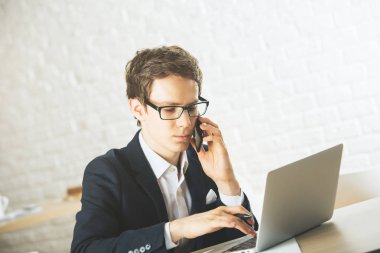 Adam telefonda laptop kullanarak