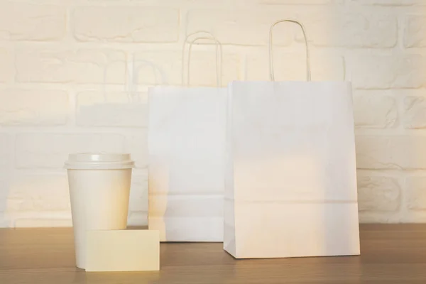 Fehér bevásárló táskák és az első kávé — Stock Fotó