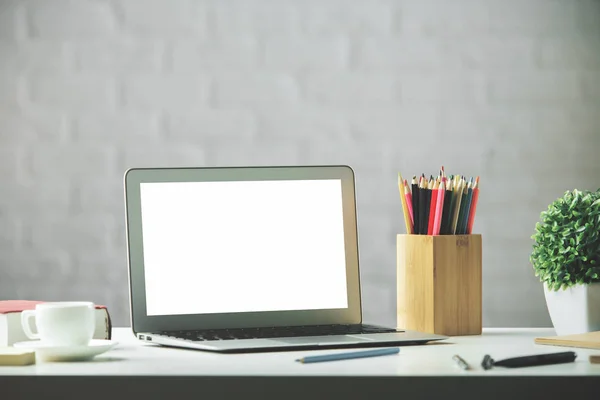 Рабочий стол с белым ноутбуком — стоковое фото