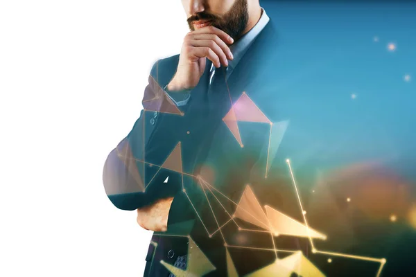 Geschäftsmann auf polygonalem Hintergrund mit Copyspace — Stockfoto