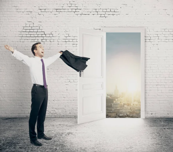 Vista laterale del giovane uomo d'affari che celebra il successo in interni in mattoni bianchi con porta aperta e vista sulla città. Rendering 3D — Foto Stock