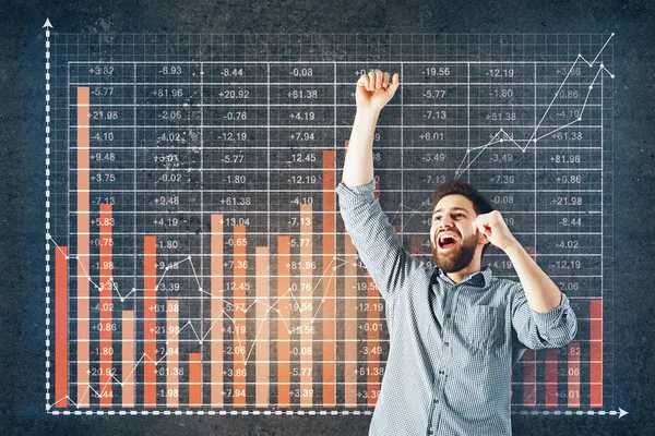 Joven hombre de negocios celebrando el éxito en el fondo concreto con gráfico de negocios. Concepto de venta —  Fotos de Stock