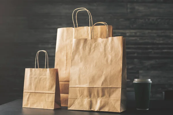 Sacos de compras marrom e frente de café — Fotografia de Stock