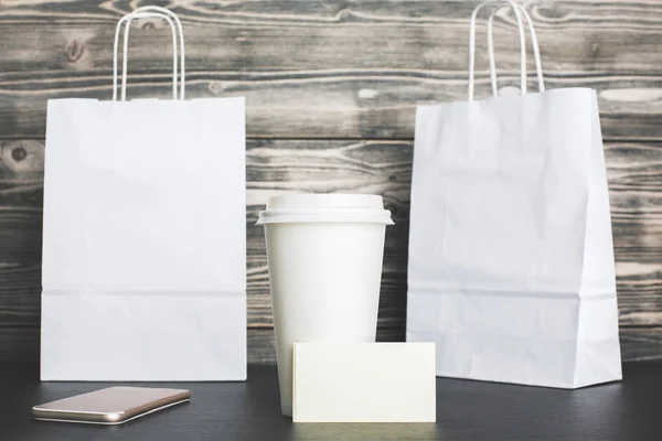 Sacos de compras em branco e café close-up — Fotografia de Stock