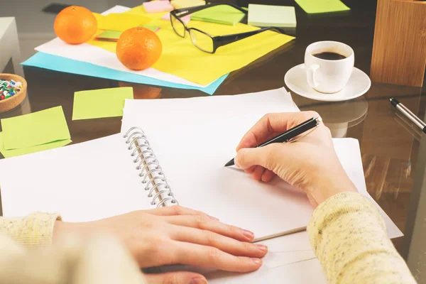 Zakenvrouw schrijven in Kladblok — Stockfoto