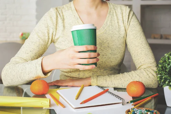 Mujer con café en el lugar de trabajo — Foto de Stock