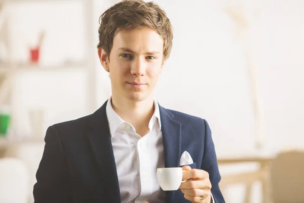 Businessman drinking coffee at workplace — Stock Photo, Image