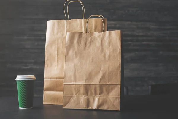 Bolsas de compras marrones y primer plano café — Foto de Stock