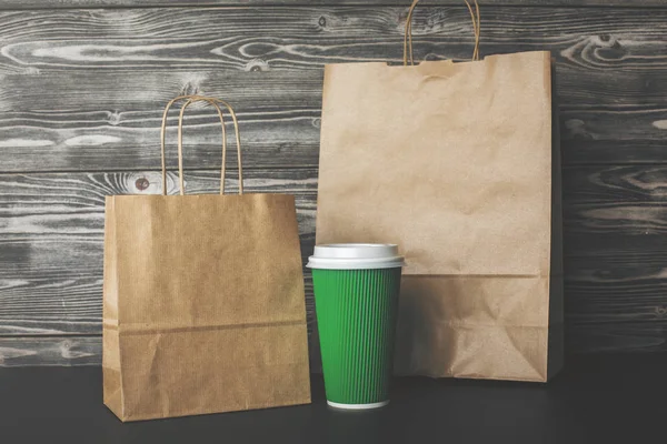 Blank shopping påsar och kaffe närbild — Stockfoto