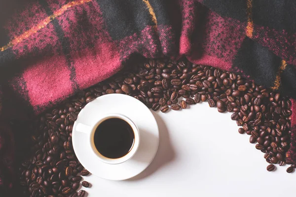 コーヒー カップ、豆、格子縞格子縞の平面図です。レジャーの概念 — ストック写真