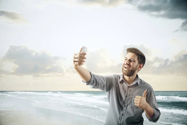 Εύθυμος τύπος λήψη selfie στην παραλία — Φωτογραφία Αρχείου