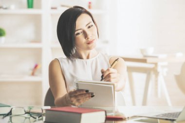 Not Defteri ile düşünceli erkek