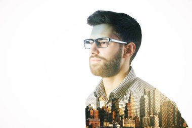 Yan yaratıcı şehir arka plan üzerinde çekici Avrupa adam portresi. Araştırma kavramı. Çift pozlama