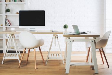 Modern ofis boş pc ve dizüstü bilgisayar