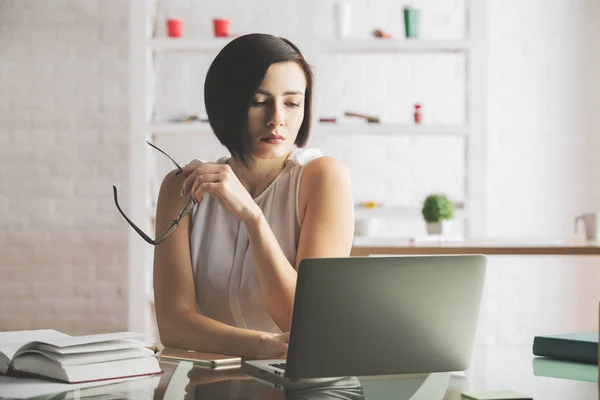 Young lady using laptop — Stock Photo, Image