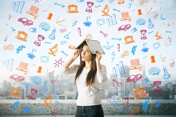 Jonge vrouw die betrekking hebben op kop met laptop op dakterras met uitzicht op de stad en creatieve educatieve pattern. Science-concept — Stockfoto