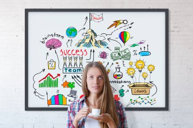 Genç kadın beyaz tuğla zemin çerçeve iş kroki üzerine kahve içme. Ekip çalışması kavramı