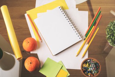 Üstten Görünüm office masaüstü boş sarmal not defteri, diğer malzemeleri, dekoratif bitki, kahve ve portakal ile