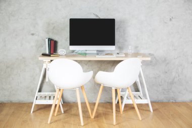 Boş bilgisayar monitörü ile temiz office