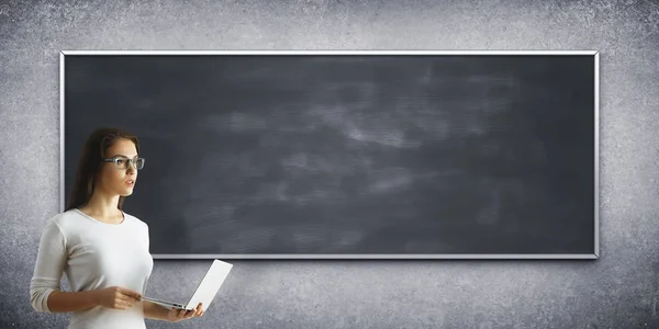 Dizüstü blackboard yanındaki kadınla — Stok fotoğraf