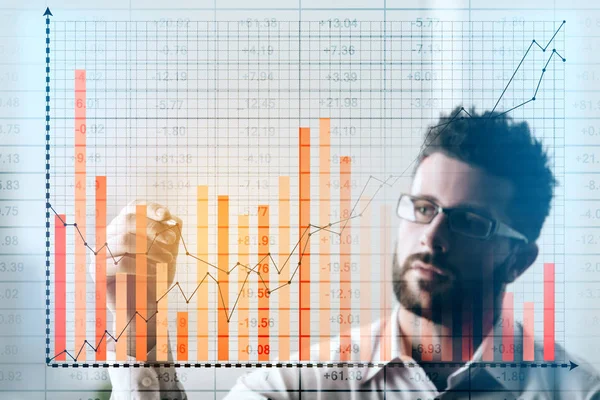 Uomo d'affari che disegna un business chart. Concetto finanziario — Foto Stock