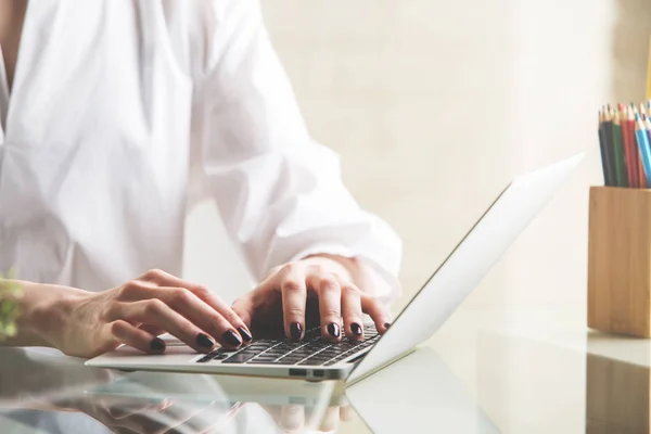 Niña escribiendo en el teclado portátil —  Fotos de Stock