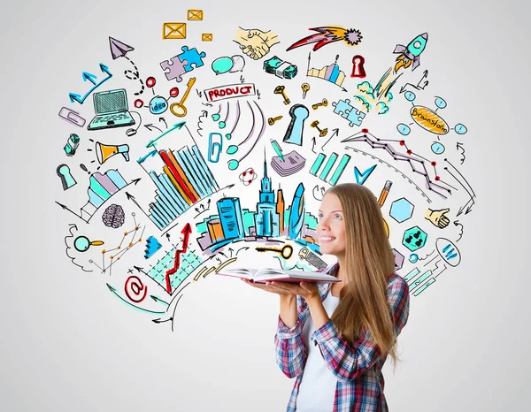 Jovencita feliz con libro abierto y boceto de negocios. Concepto de conocimiento — Foto de Stock