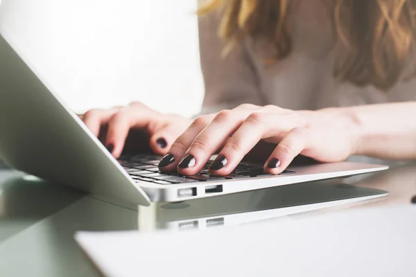 Lady typing on laptop keyboard — Stock Photo, Image