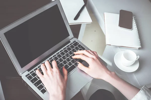 Girl using laptop — Stock Photo, Image