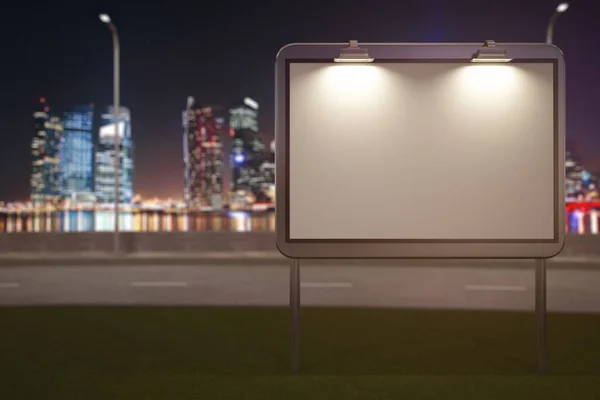 Передний вид пустой рекламной стойки на фоне ночного города. Концепция торговли. Мокировка, 3D-рендеринг — стоковое фото