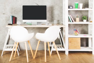 Boş bilgisayar monitörü ile modern ofis