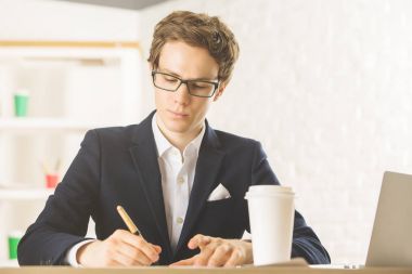 Evrak işi çekici iş adamı