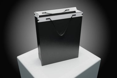 Boş siyah alışveriş çantası kaide üzerinde yerleştirilen kapatın. Ticaret kavramı. Alay etmek yukarıya, 3d render 
