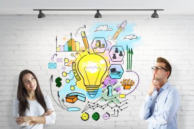 Genç adam ve kadın iş tuğla zemin üzerine eskiz. Takım kavramı