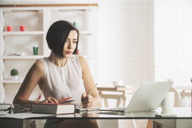 Projede çalışan beyaz iş kadını