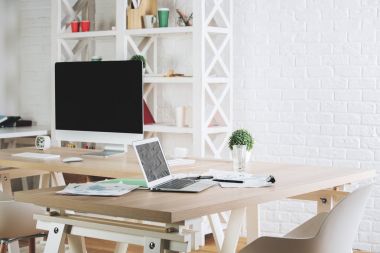 Boş cihazlar ile modern ofis