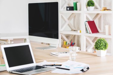 Boş cihazlar ile parlak office