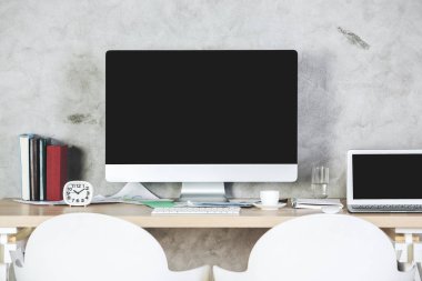 Çağdaş çalışma alanı boş becerikli alet ile