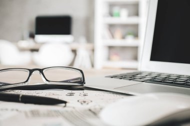 Boş beyaz defter ve gözlük