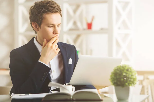 Homem branco usando laptop — Fotografia de Stock