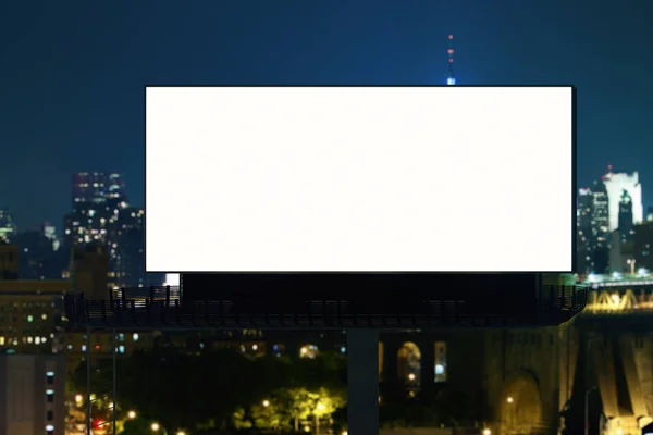 Pusta tablica w nocy miasto — Zdjęcie stockowe