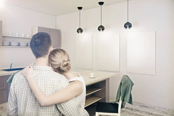 Jovem casal olhando para nova cozinha — Fotografia de Stock