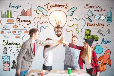 Genç Avrupa her diğer ahşap Resepsiyon üyeler Merhaba-çakmak takım. Tuğla duvar iş ile arka planda kroki. Coworking kavramı