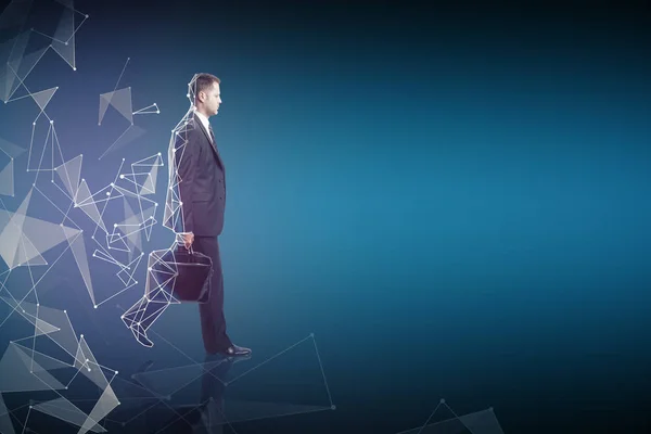 Vista lateral de hombre de negocios caminando con maletín y patrón poligonal abstracto. Fondo azul con espacio de copia — Foto de Stock