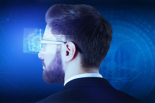 Πλευρά πορτρέτο του επιχειρηματία με αφηρημένα πολυγωνικό εικονική πραγματικότητα γυαλιά σε μπλε φόντο. Τεχνολογία έννοια — Φωτογραφία Αρχείου