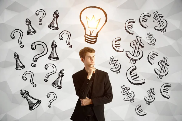 Ung affärsman på abstrakt polygonal bakgrund med dragna lampa, pengar tecken, frågetecken och schack figurer. Idé-konceptet — Stockfoto