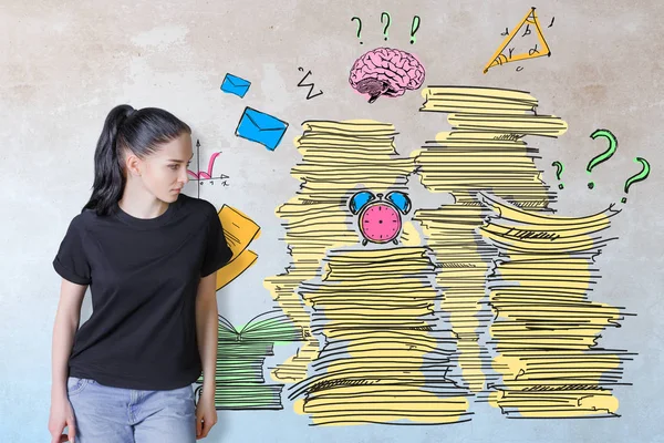 Jeune femme européenne réfléchie sur fond de béton avec pile de paperasse dessinée. Concept de charge de travail — Photo