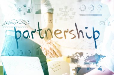 Laptop ve iş çizelgeleri ile parlak işyerinde el sıkışmasının kapatın. Ortaklık kavramı