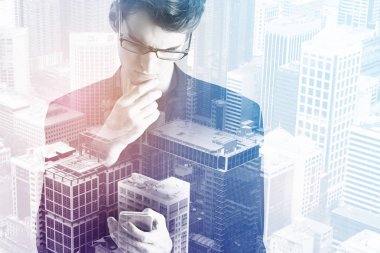 Akıllı telefon kullanan adam